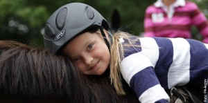 Kleine Ponys für kleine Kinder: Wie man den Nachwuchs fürs Pferd begeistern kann, wird im Förderprojekt PM-Ponyspass erörtert.