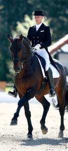 Dressurreiter, auf unserem Foto Brigitte Wittig, setzen die Kandare zur Verfeinerung der Hilfengebung ein, wodurch die Kommunikation mit dem Pferd sensibler wird.