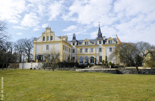 Rund 800 Jahre alt ist die Geschichte Liebenbergs, dessen Schloss aus einem ab 1743 erbauten Herrenhaus hervorging, in dem sich heute ein Restaurant befindet. Seit 2005 sind Schloss & Gut Liebenberg Eigentum der DKB Stiftung und seit 2010 eines der größten Integrations­unternehmen Brandenburgs.