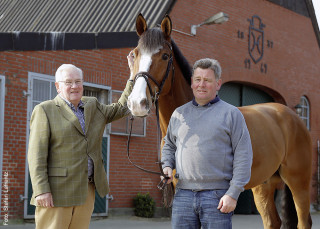 Im Jahr 2000 übergab Hans Helmut Sievers den Hof an seinen Sohn Harm. Mit auf dem Foto der Hengst Quinterus v. Quantum.