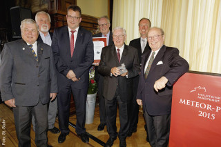 Gruppenbild mit dem neuen Meteor-Preisträger: Peter G. Rathmann (Partner- und Wirtschaftskreis Holsteiner Masters), Laudator Thomas Voß, Meteor-Preisträger Hans-Helmut Sievers mit der Skulptur von Prof. Hans Kock, Pferdesportverbands-Vor­sitzender Dieter Medow, Innnenminister Stefan Studt, Ex-Ministerpräsident Peter Harry Carstensen und Laudator Claus Ehlers.