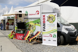 Als umgebauter Pferdetrans­porter reist die Fanbox durchs Land.