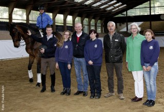 Gruppenbild mit Reitmeister: (v.l.) Anja Schneider auf dem Wallach Sammy Deluxe, Alexander Krahwinkel, Josefine Krug, Hubertus Schmidt, Rebecca Laufer, Siegfried Vollmer, Ludwiga von Korff und Denise Boleg.