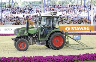 Immer im Einsatz: die Fendt-Traktoren bei der Pflege des Deutsche Bank Stadions in Aachen. Foto: S. Lafrentz