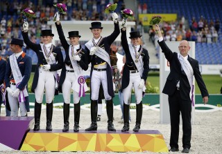 Gold verpasst, Bronze gewonnen: das deutsche Dressurteam mit (v.l.) Isabell Werth, Jessica von Bredow-Werndl, Matthias Alexander Rath, Kristina Bröring-Sprehe und Equipechef Klaus Roeser. Foto: Stefan Lafrentz