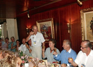 Während der Olympischen Spiele 1992 in Barcelona feiert Herbert Meyer Silberhochzeit mit seiner Gretl. Der frühere FN-Präsident Dieter Graf Landsberg-Velen prostet dem Silberpaar zu. Foto: W. Ernst