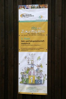 Das Banner zur Auszeichnung mit dem dsj-Zukunftspreis hängt an der Reithalle der RFG Auetal. Alle Fotos: Stroscher