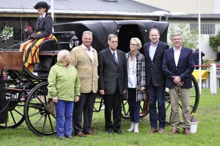 Landrat Quilling (Zweiter v. re.) wurde von den PM für sein Engagement als Freund des Pferdes aus­gezeichnet. Foto: privat