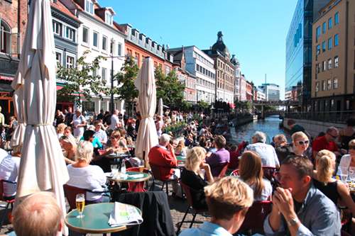 Aarhus_creek-cafe-restaurant-river-crowd-city-life-691615-pxhere.com