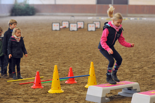 zg Kinder machen Sport in Reithalle - Lehmann FN-Archiv