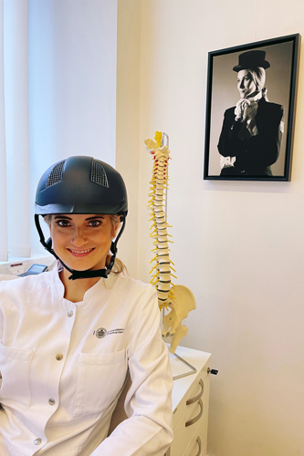 zg Bild Dr Julia Schmidt mit Helm in Praxis - Foto privat